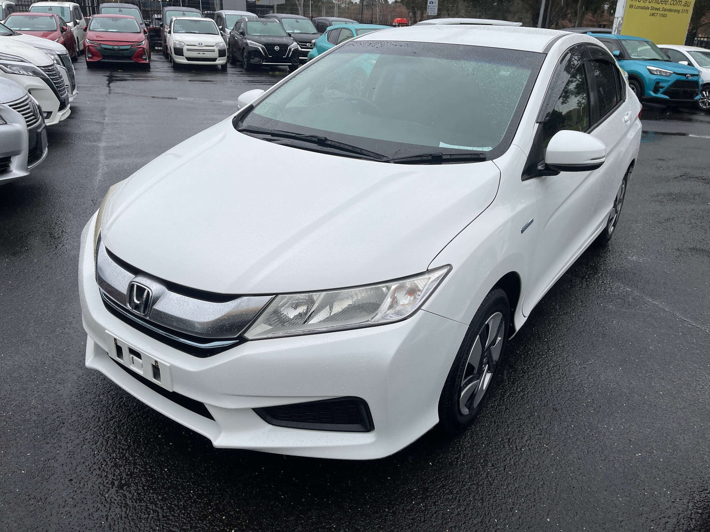2015 Honda Grace 1.5 Hybrid DX Sedan in white, showcasing sleek design and modern styling.