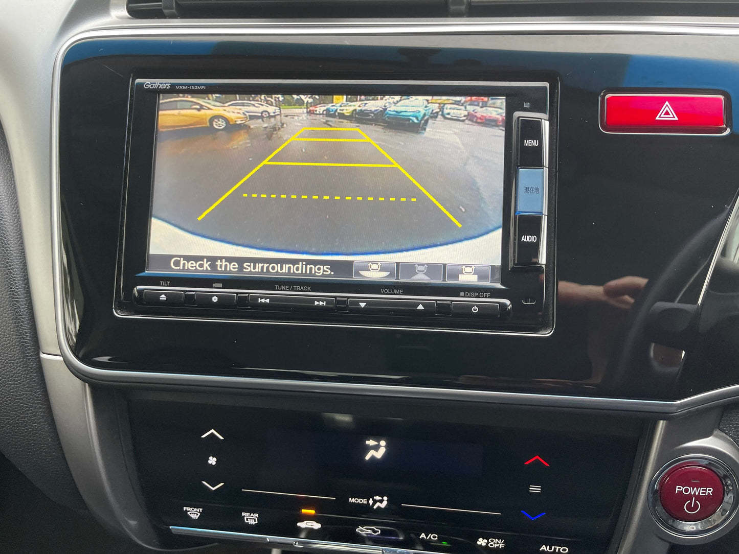 Rearview camera display in the 2015 Honda Grace 1.5 Hybrid, showcasing parking guidelines and surroundings.