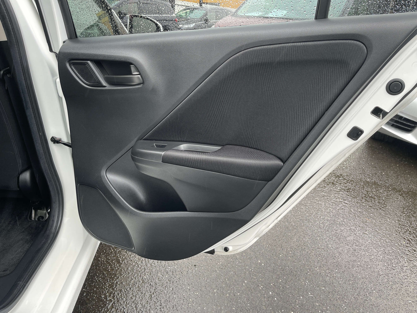 Interior door panel of 2015 Honda Grace 1.5 Hybrid DX Sedan, highlighting modern design and functionality.