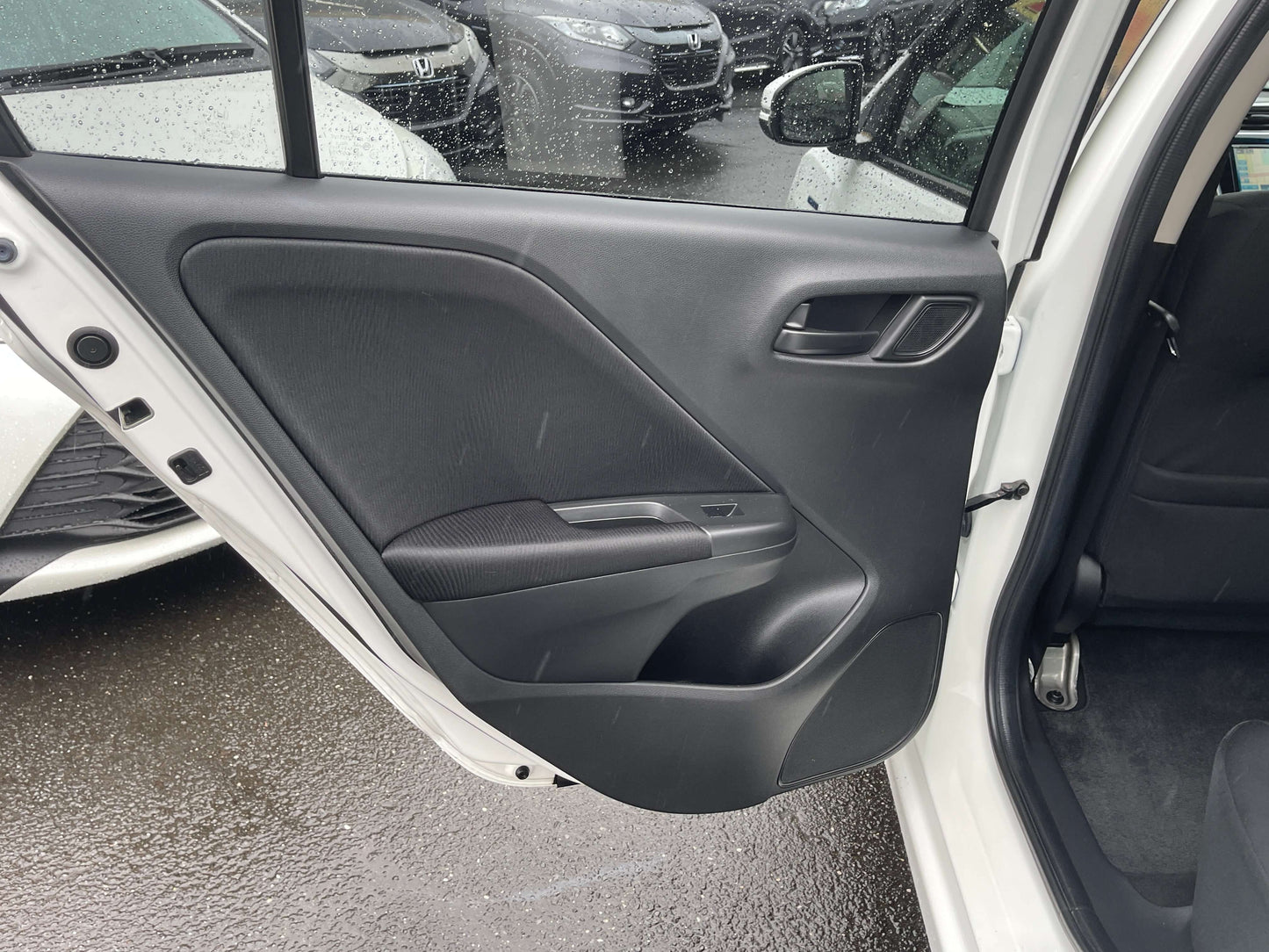 Interior view of the 2015 Honda Grace 1.5 Hybrid DX sedan door, showcasing modern design and comfortable layout.