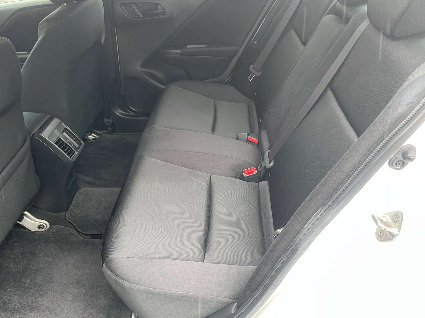 2015 Honda Grace 1.5 Hybrid rear seats showcasing spaciousness and comfort in a compact sedan.