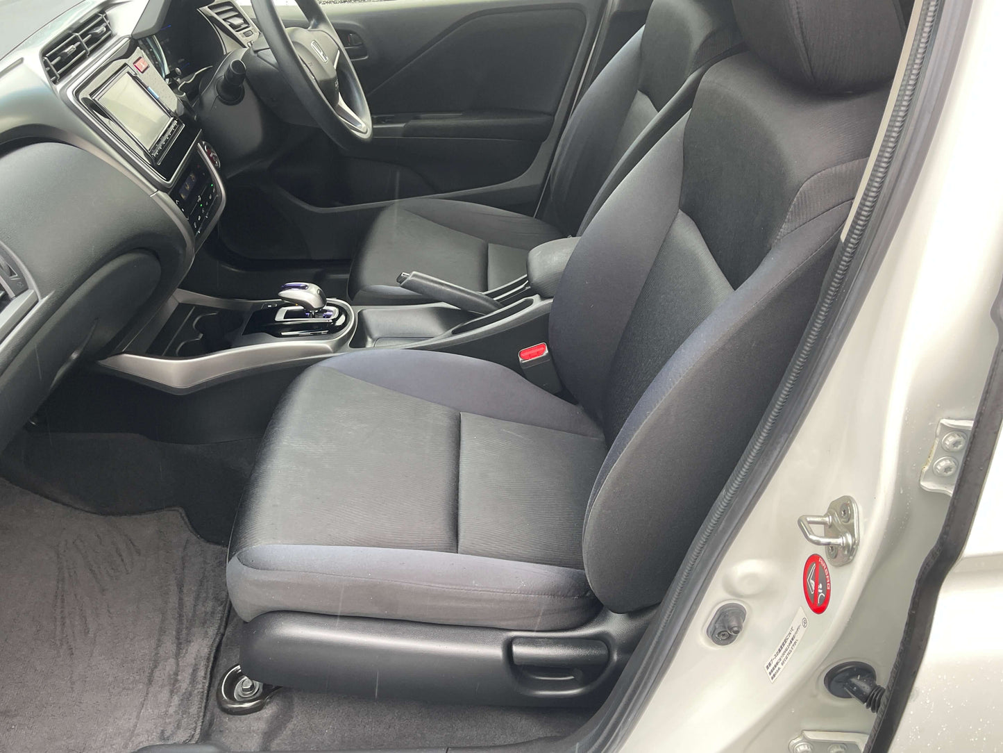 Interior view of a 2015 Honda Grace 1.5 Hybrid, showcasing sleek seating and modern design.