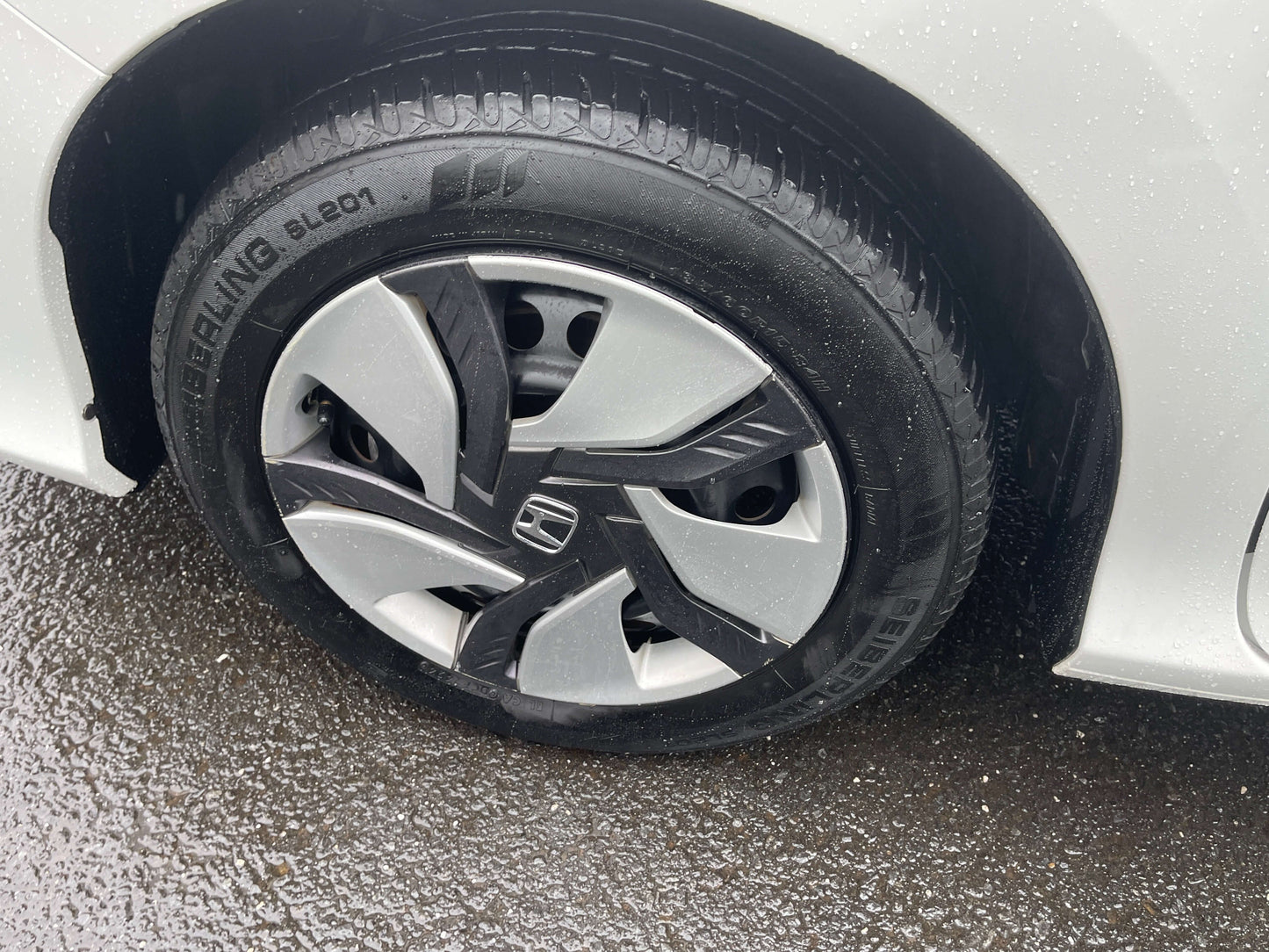 2015 Honda Grace 1.5 Hybrid wheel close-up showing modern design and tire tread.