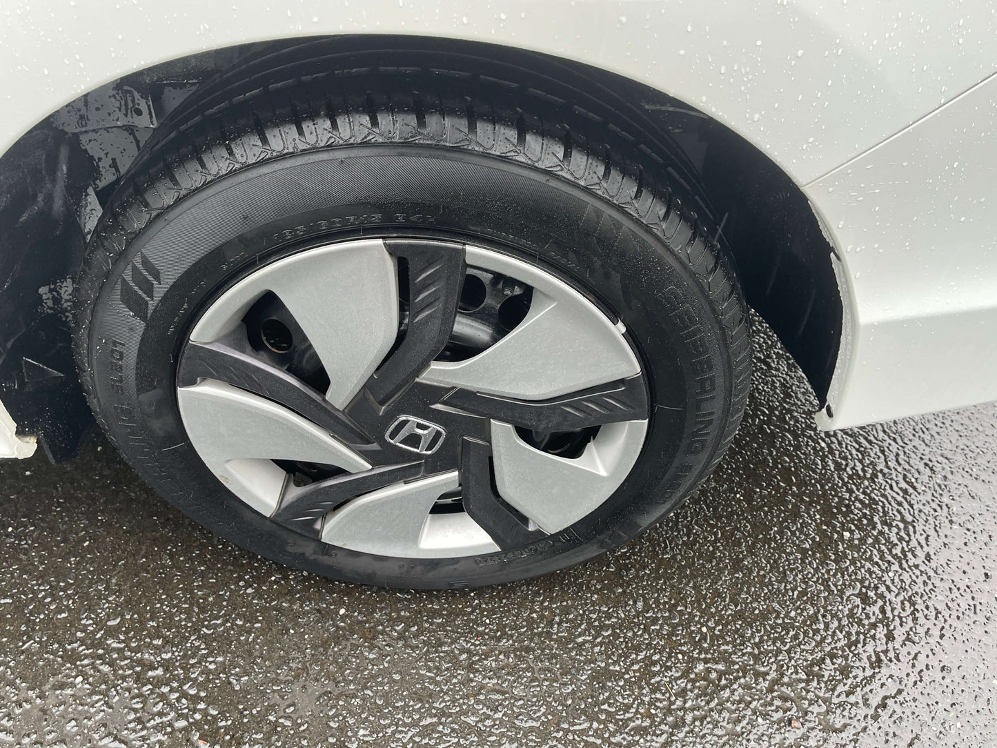 Close-up of the wheel of a 2015 Honda Grace 1.5 Hybrid showcasing alloy rims and Michelin tires.