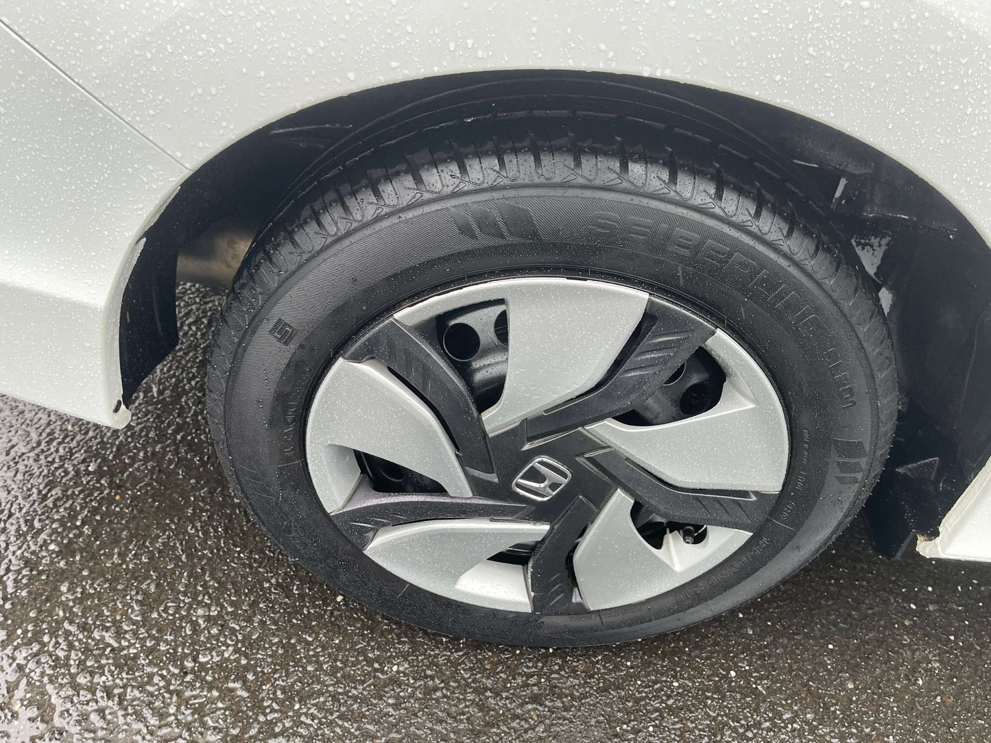 2015 Honda Grace 1.5 Hybrid tire and alloy wheel close-up, showcasing modern design and details.