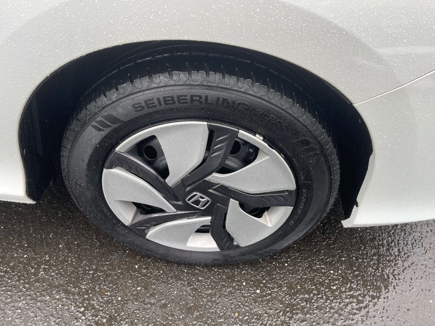 2015 Honda Grace 1.5 Hybrid wheel and tire, showcasing sleek alloy design, suitable for efficient driving.