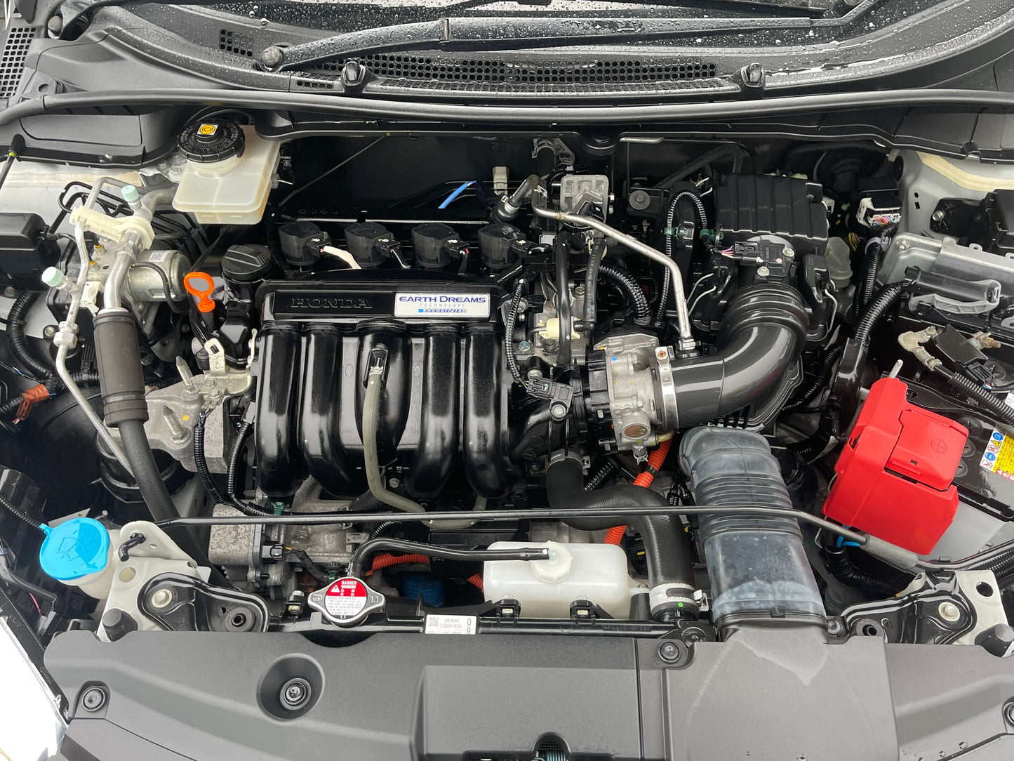 Engine of 2015 Honda Grace 1.5 Hybrid DX Sedan, showcasing fuel-efficient design and modern technology.