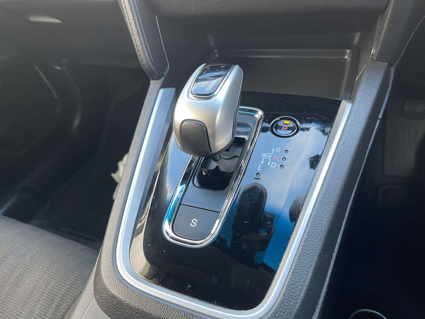 2021 Honda Shuttle Hybrid interior gear shift lever and console showcasing modern design features.