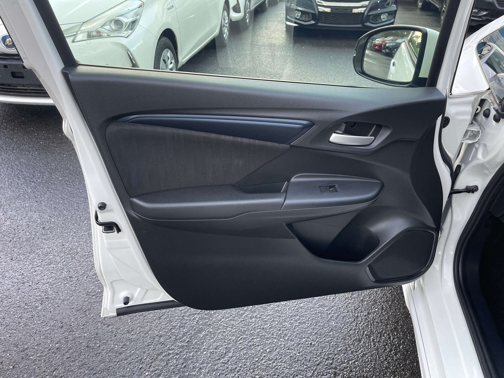Interior view of the 2021 Honda Shuttle Hybrid X Honda Sensing Edition driver side door.