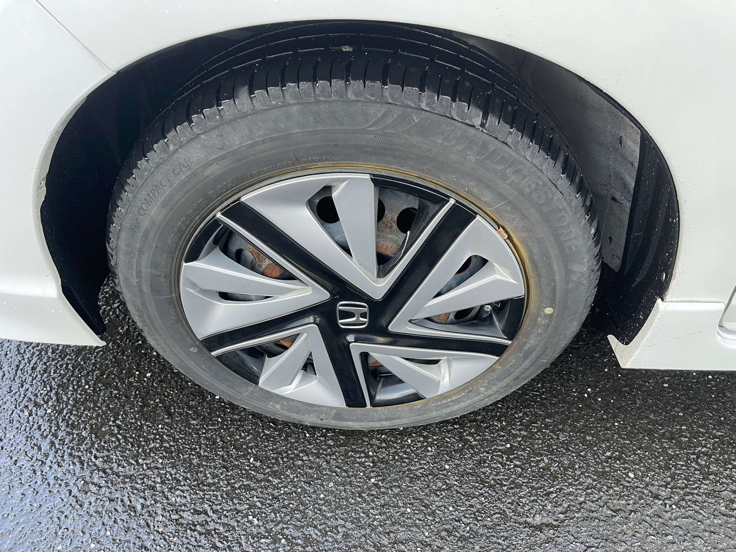 2021 Honda Shuttle Hybrid wheel design featuring a stylish black and silver rim.