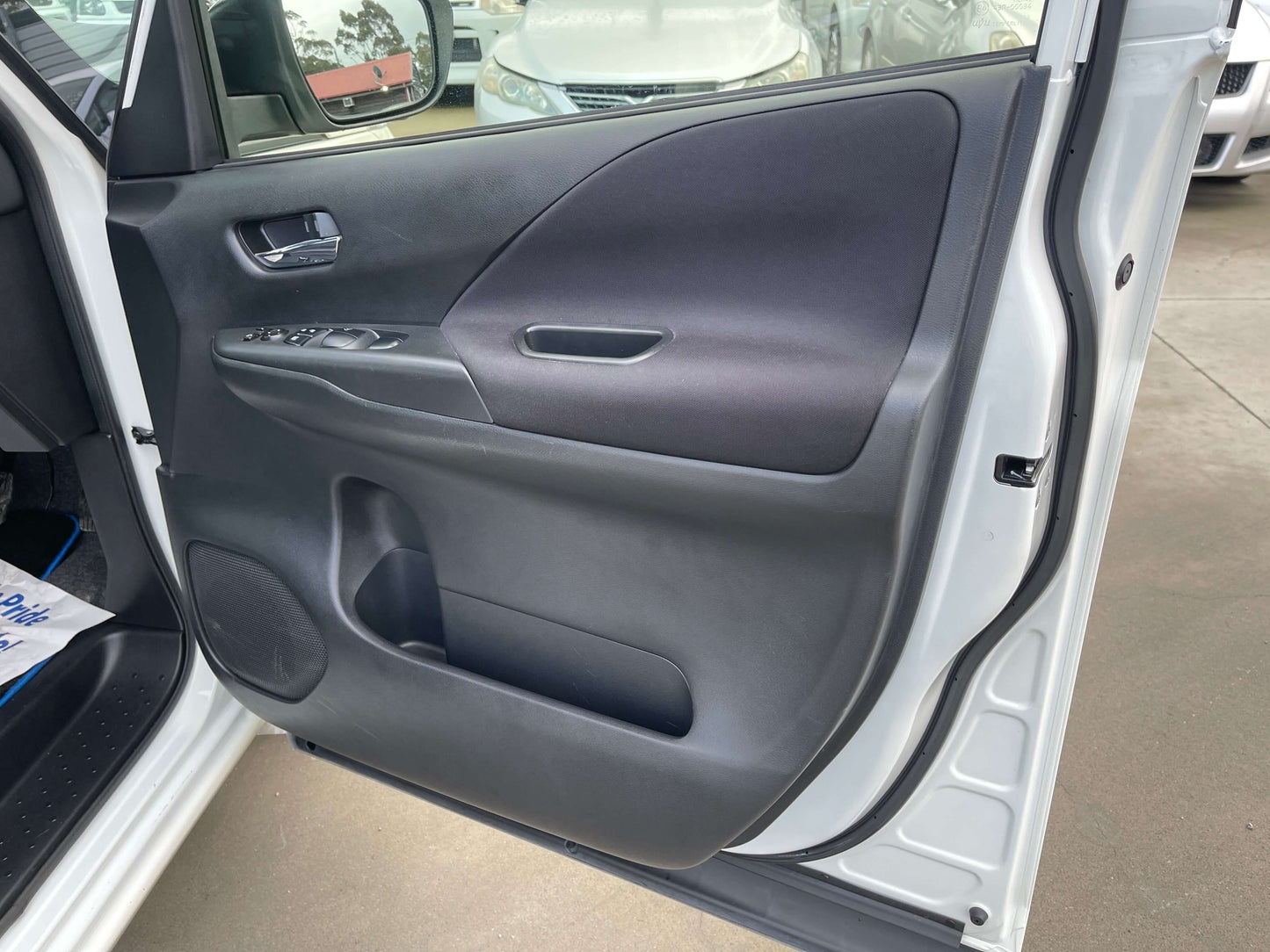 Interior door panel of 2018 Nissan Serena 1.2 e-Power with modern design and controls for a comfortable ride.