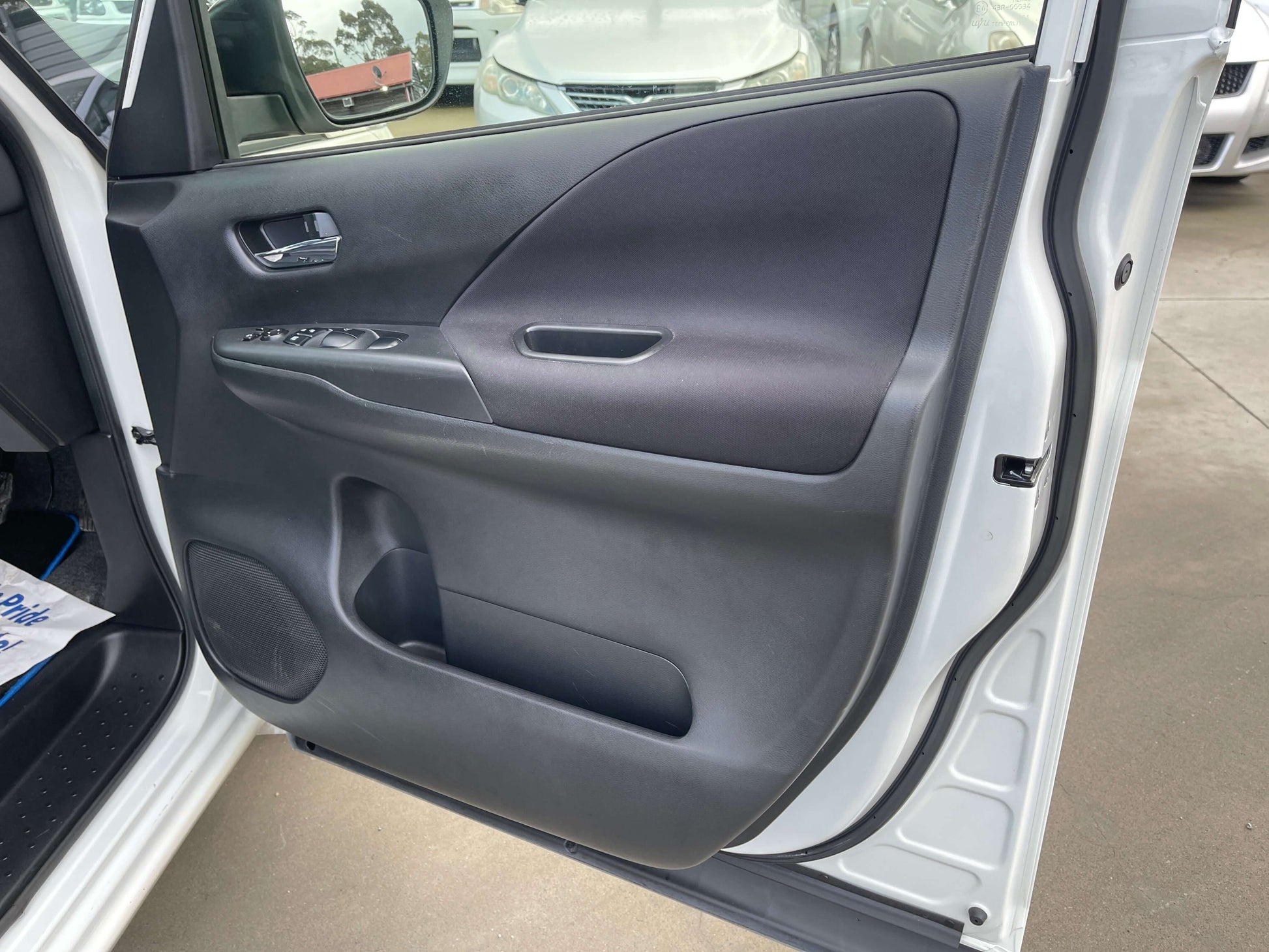 Interior door panel of 2018 Nissan Serena 1.2 e-Power with modern design and controls for a comfortable ride.