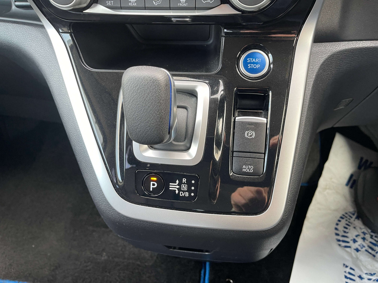 Interior view of the gear shifter and controls in a 2018 Nissan Serena 1.2 e-Power Highway Star V.