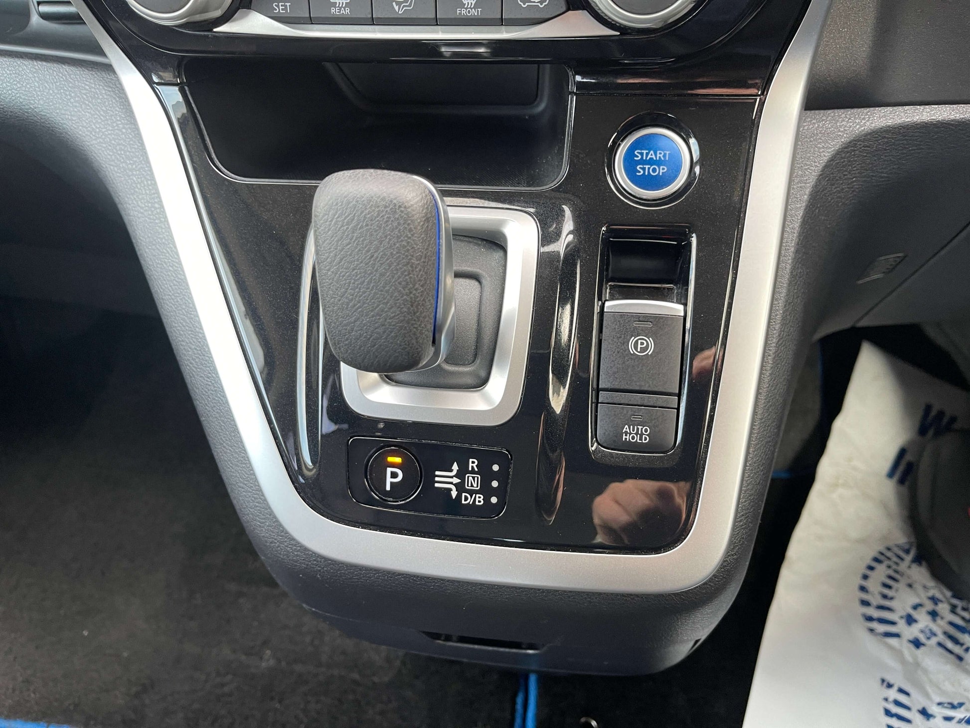 Interior view of the gear shifter and controls in a 2018 Nissan Serena 1.2 e-Power Highway Star V.