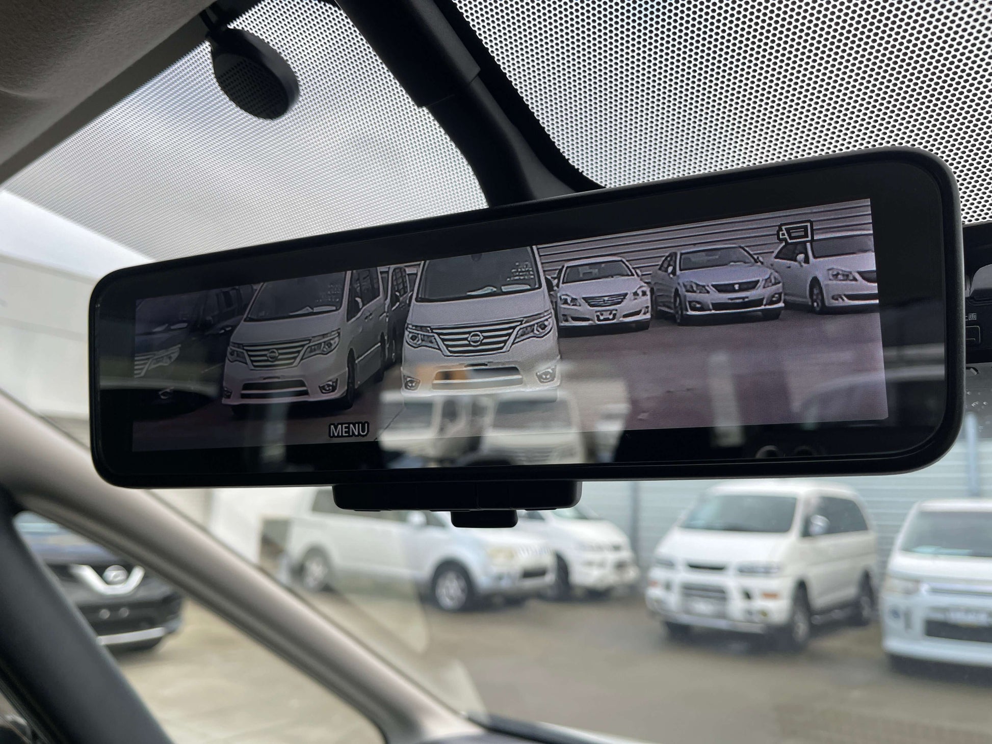 Rearview mirror display showing multiple 2018 Nissan Serena 1.2 e-Power cars in a parking lot.