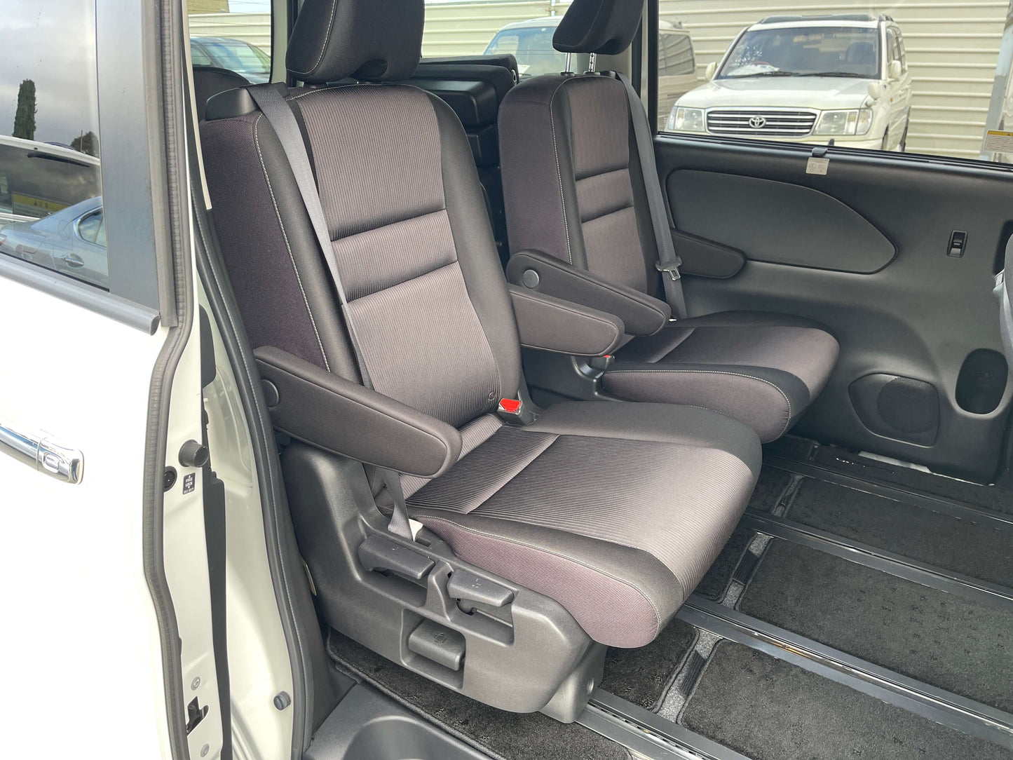 2018 Nissan Serena 1.2 e-Power interior showing comfortable front seats for 7 passengers.