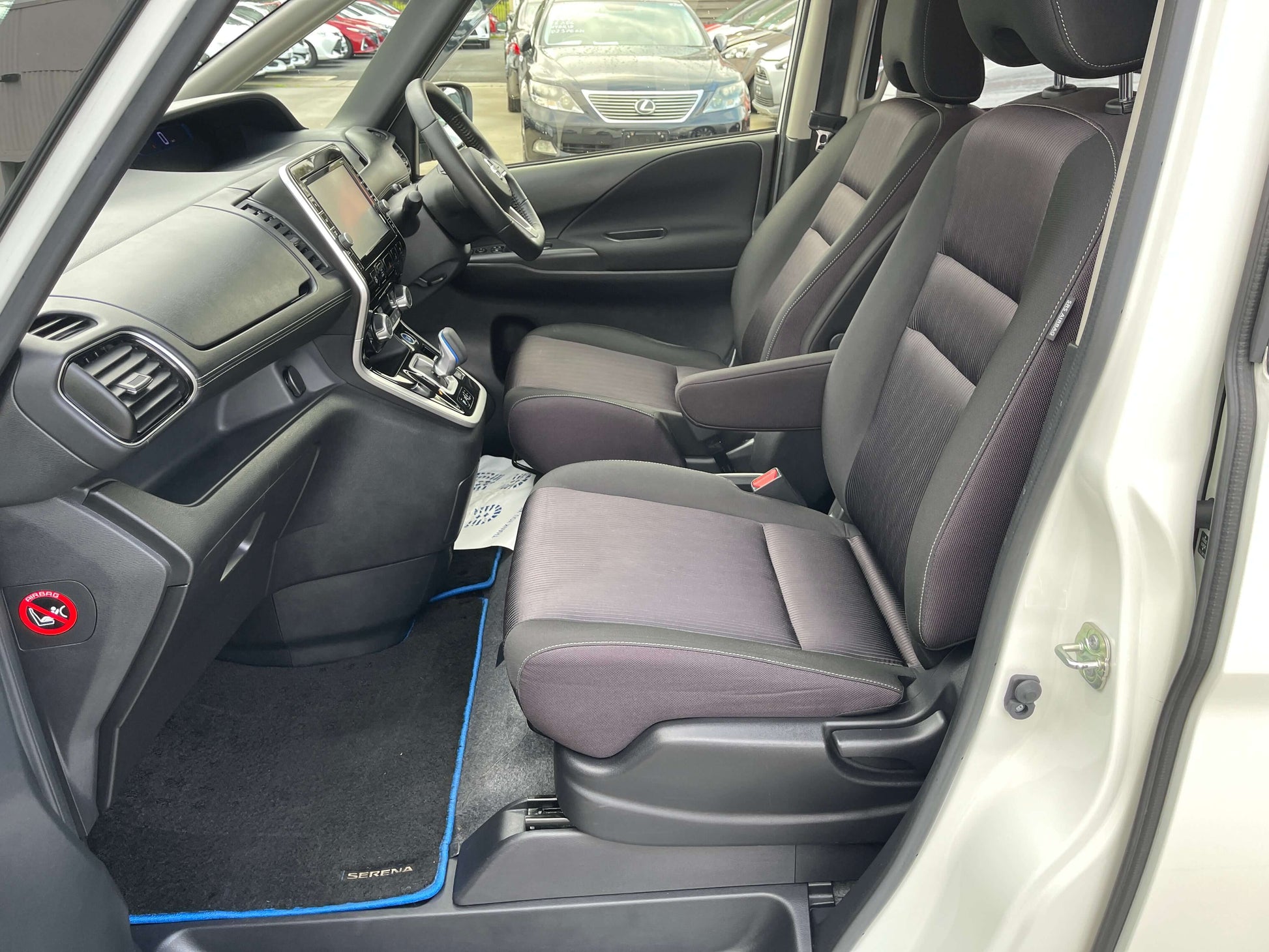 Interior view of the 2018 Nissan Serena 1.2 e-Power Highway Star V showcasing spacious front seats.