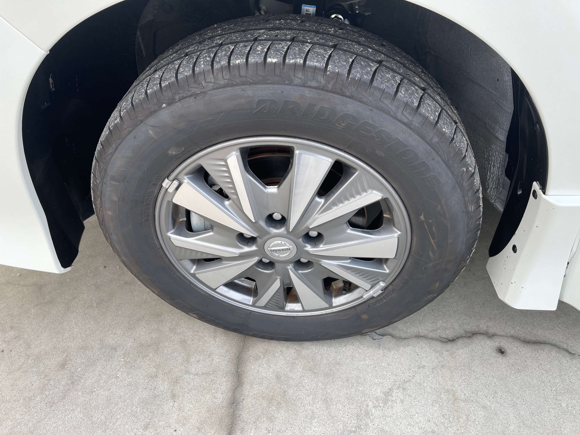 2018 Nissan Serena 1.2 e-Power Highway Star V wheel and tire close-up, showcasing its stylish design.