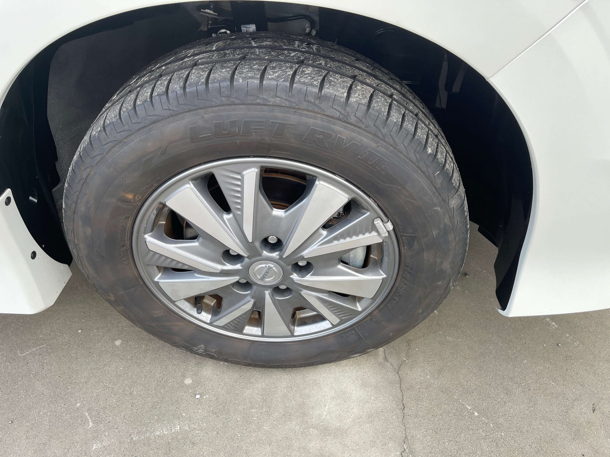 Close-up of the wheel and tire of a 2018 Nissan Serena 1.2 e-Power, showcasing its alloy rim and tread.