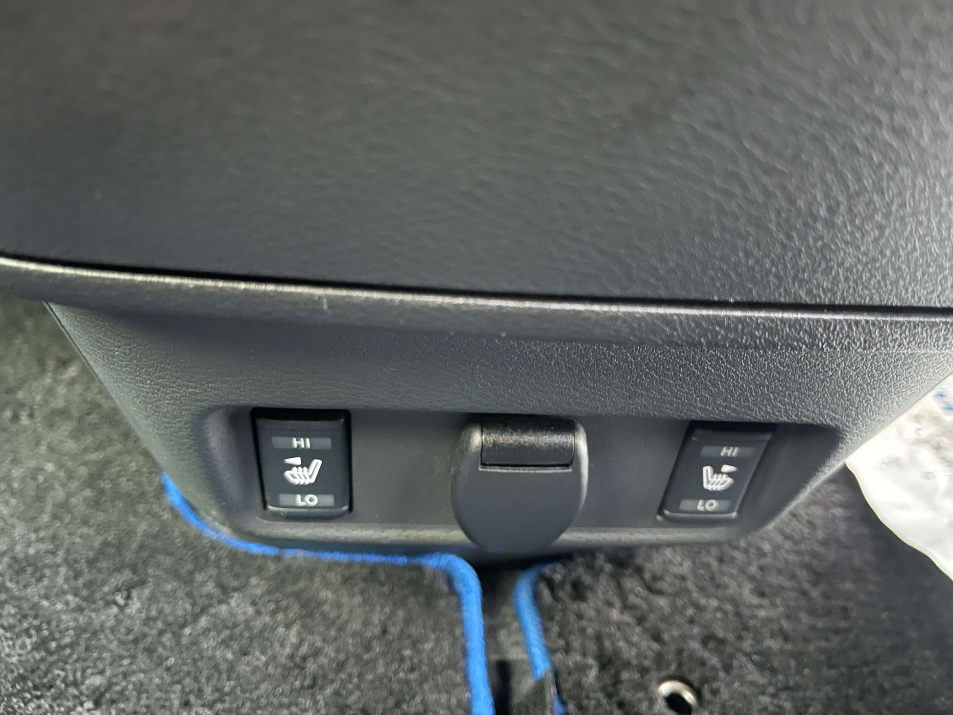 2020 Nissan Serena 1.2 e-Power seats heated control buttons showing high and low settings.
