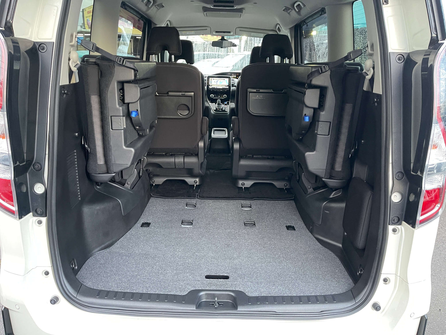 2020 Nissan Serena 1.2 e-Power rear cargo area with rear seats folded down, showcasing spacious interior.