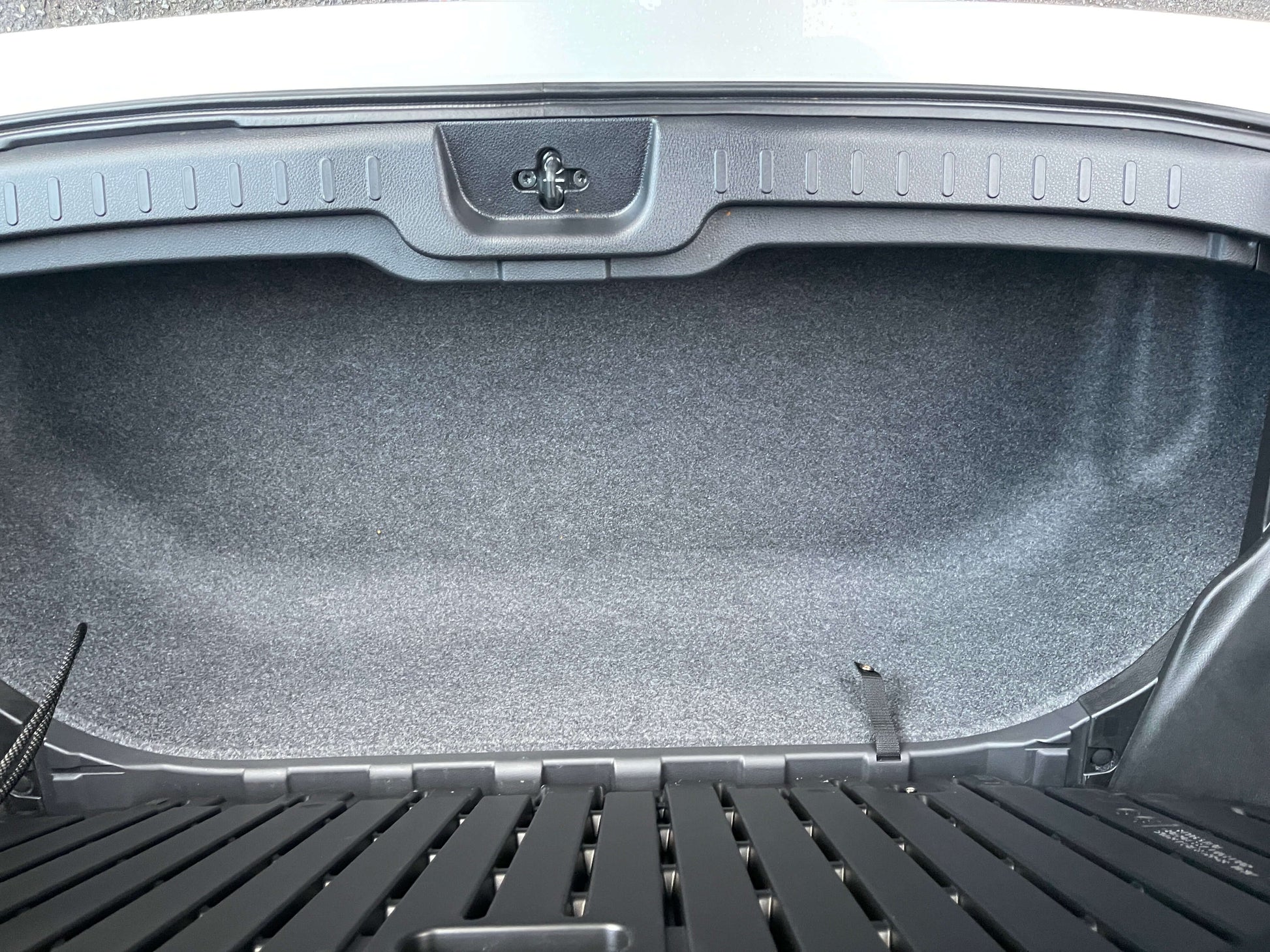 2020 Nissan Serena 1.2 e-Power Hybrid Highway Star V trunk space with carpeted interior and storage options.