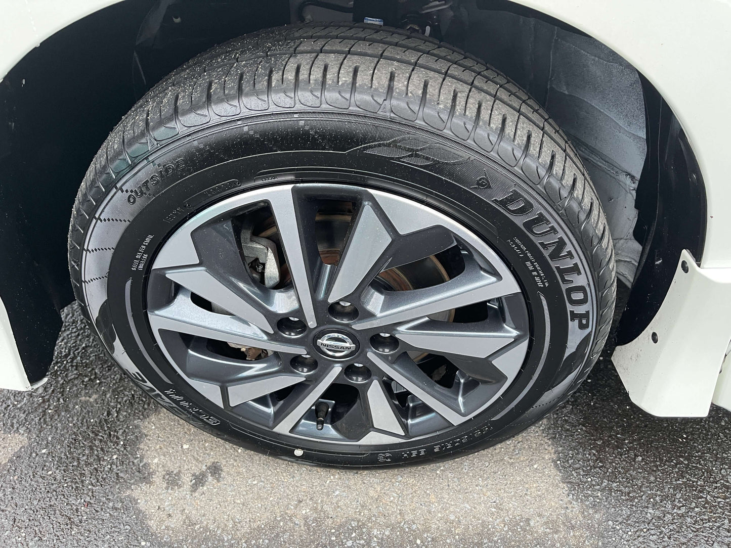 2020 Nissan Serena 1.2 e-Power wheel and tire showing Dunlop brand, featuring a sleek design and auto details.