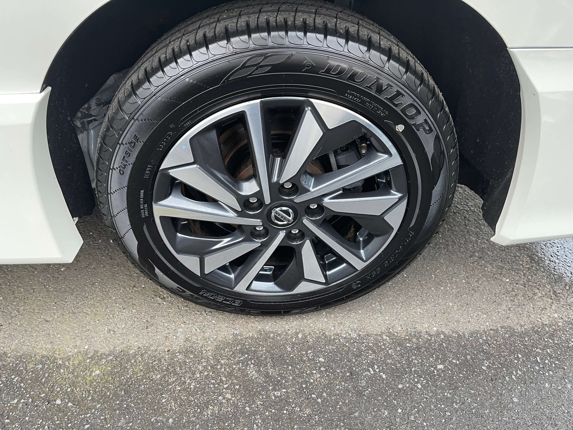 2020 Nissan Serena 1.2 e-Power stylish alloy wheel with Dunlop tires, showcasing a modern design and premium performance.
