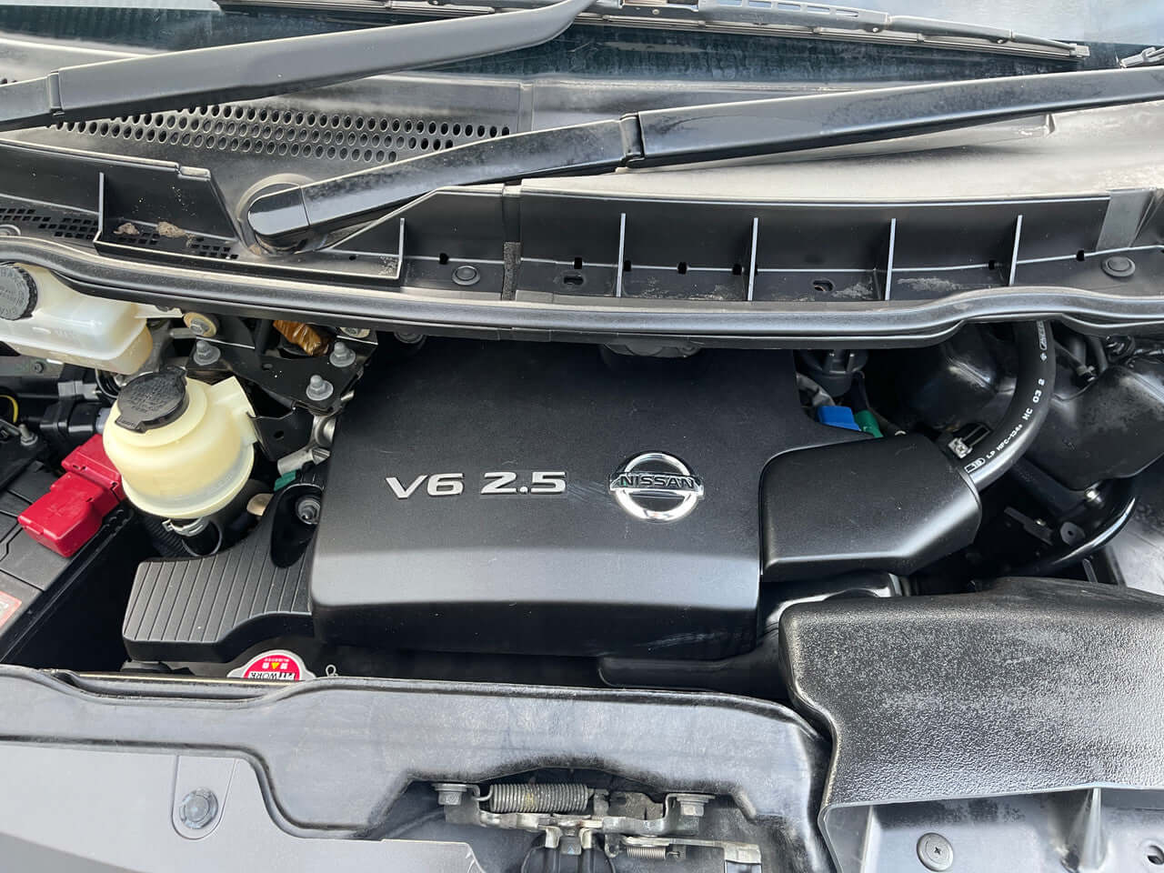 2008 Nissan Elgrand V6 2.5L Highway Star engine compartment view, showcasing the V6 2.5L engine in excellent condition.