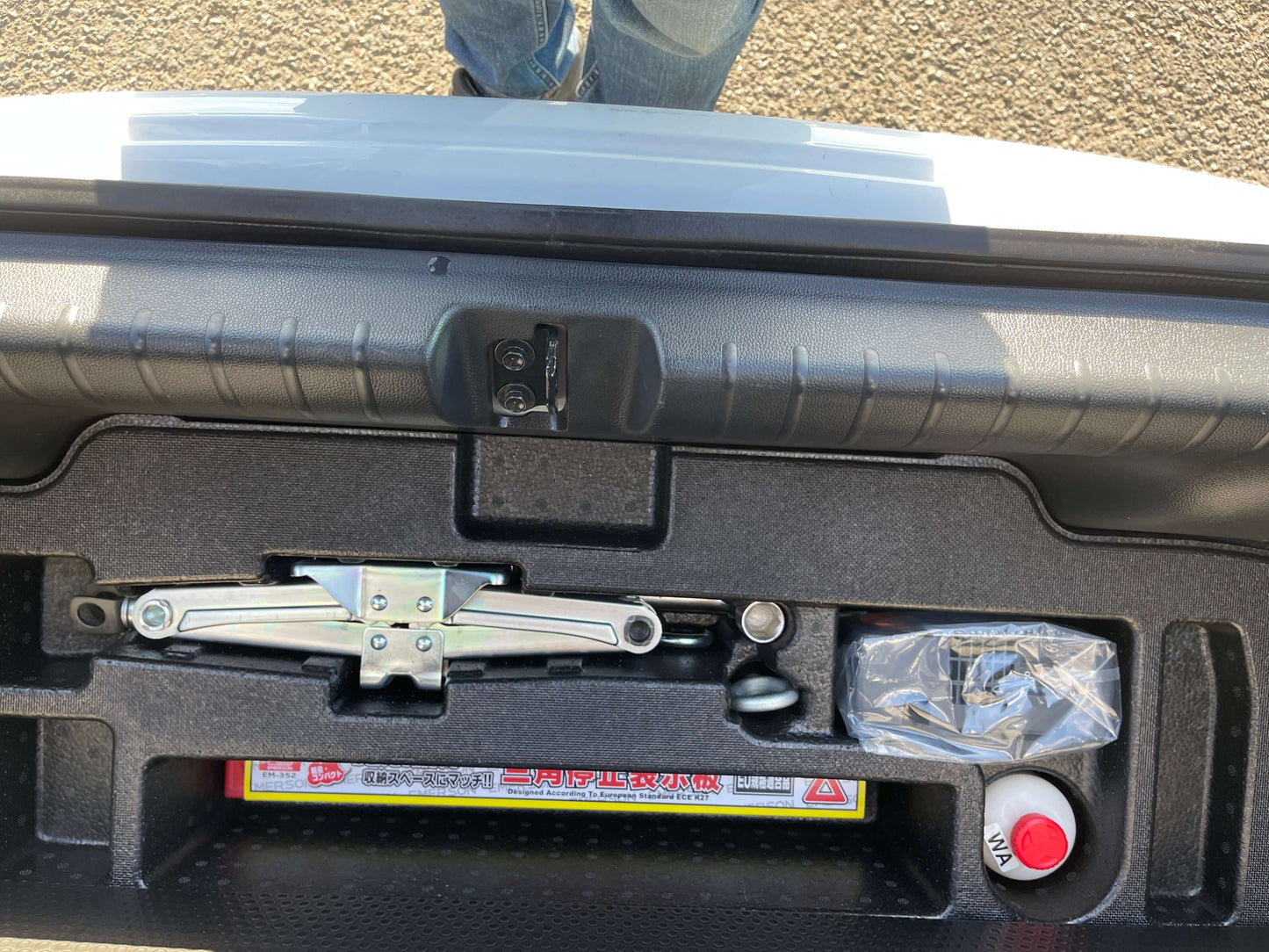 2019 Honda Grace 1.5 Hybrid tools and equipment in trunk, including jack and spare tire accessories.