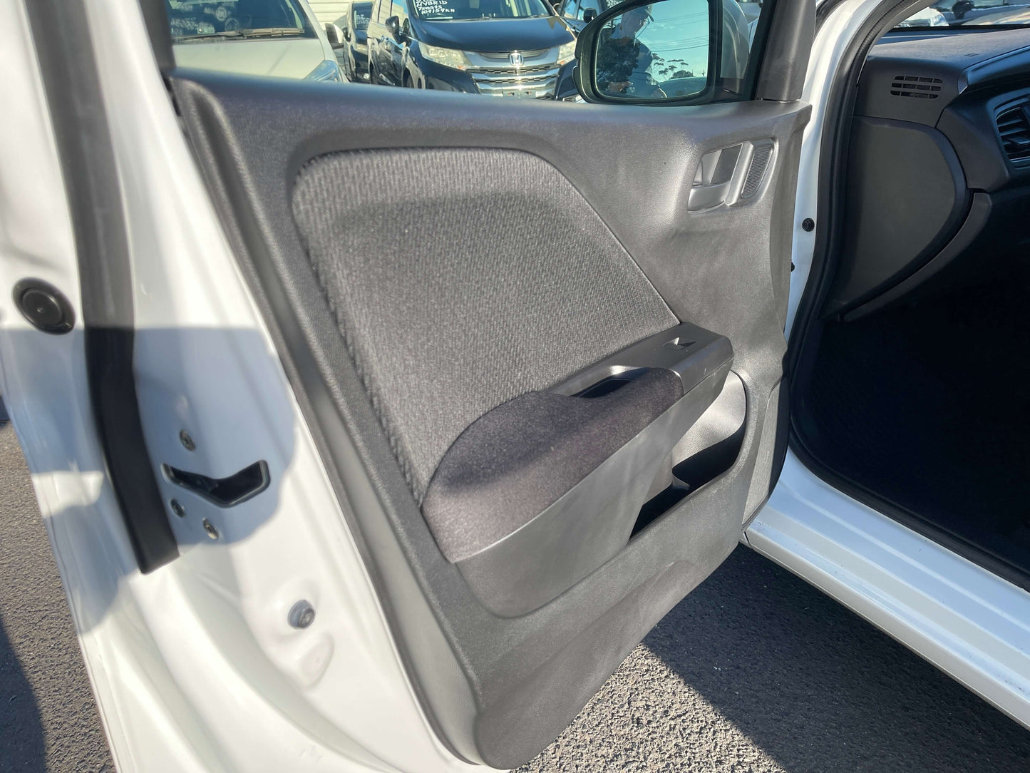 Interior door panel of 2019 Honda Grace 1.5 Hybrid, showcasing fabric and design features.