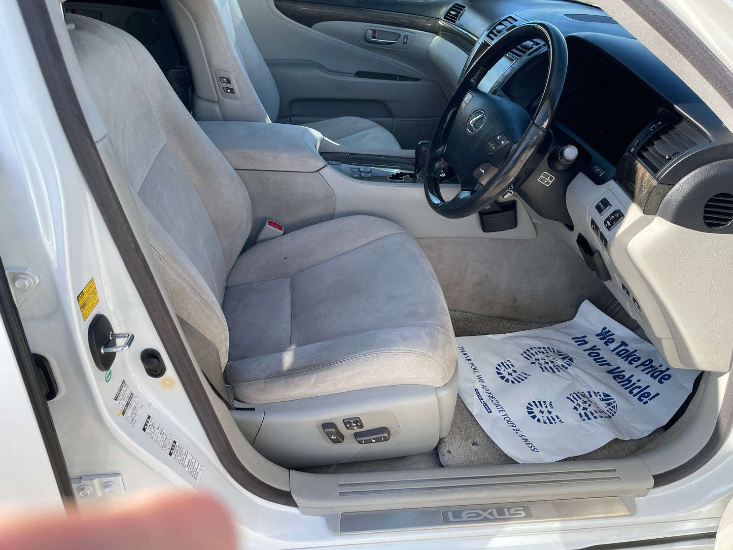 2008 Lexus LS460 AWD V8 4.6L Version C Premium Luxury Sedan, VIN 6ZZ80USF455000737 (#0737)