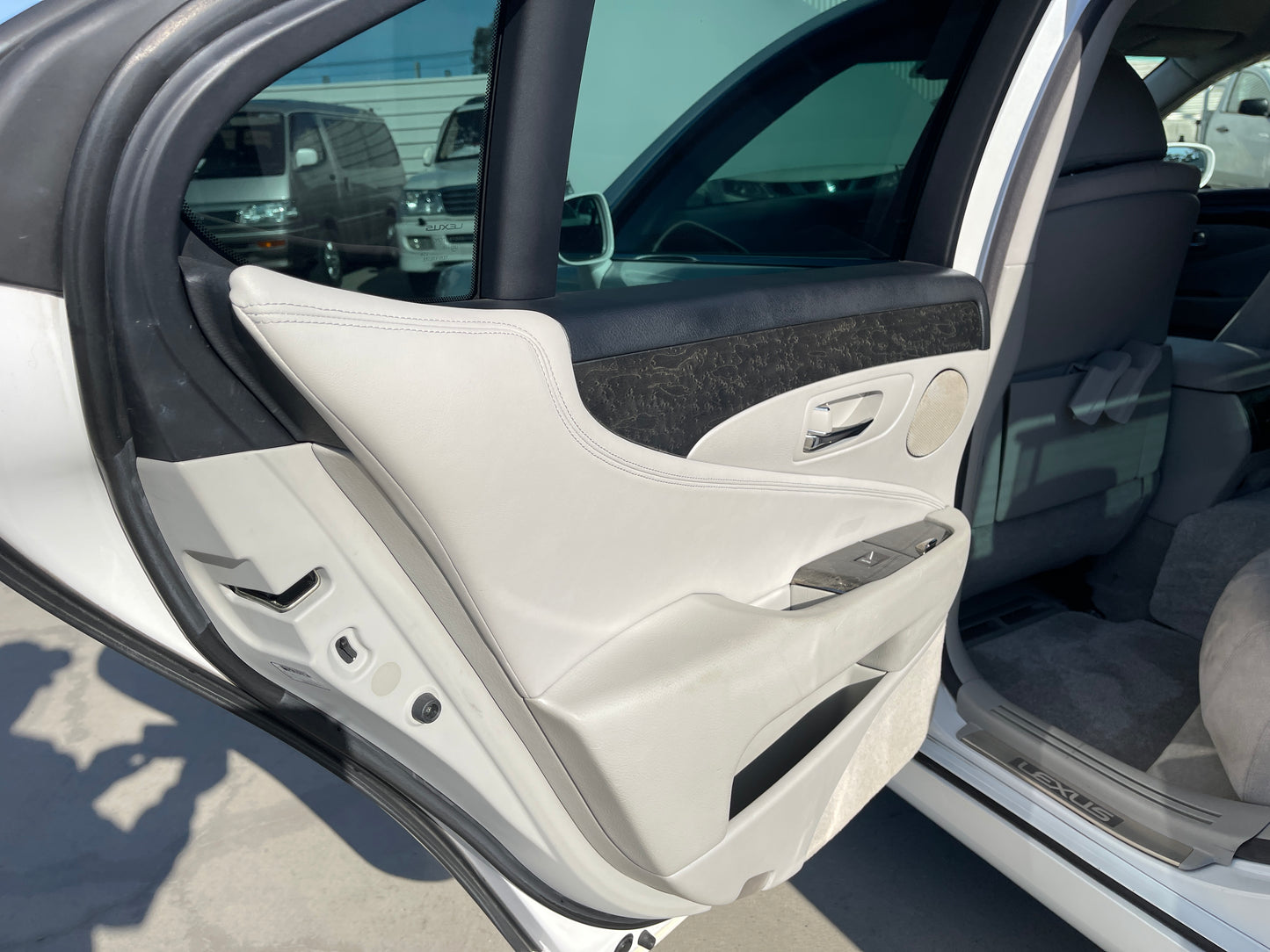 2008 Lexus LS460 AWD V8 4.6L Version C Premium Luxury Sedan, VIN 6ZZ80USF455000737 (#0737)