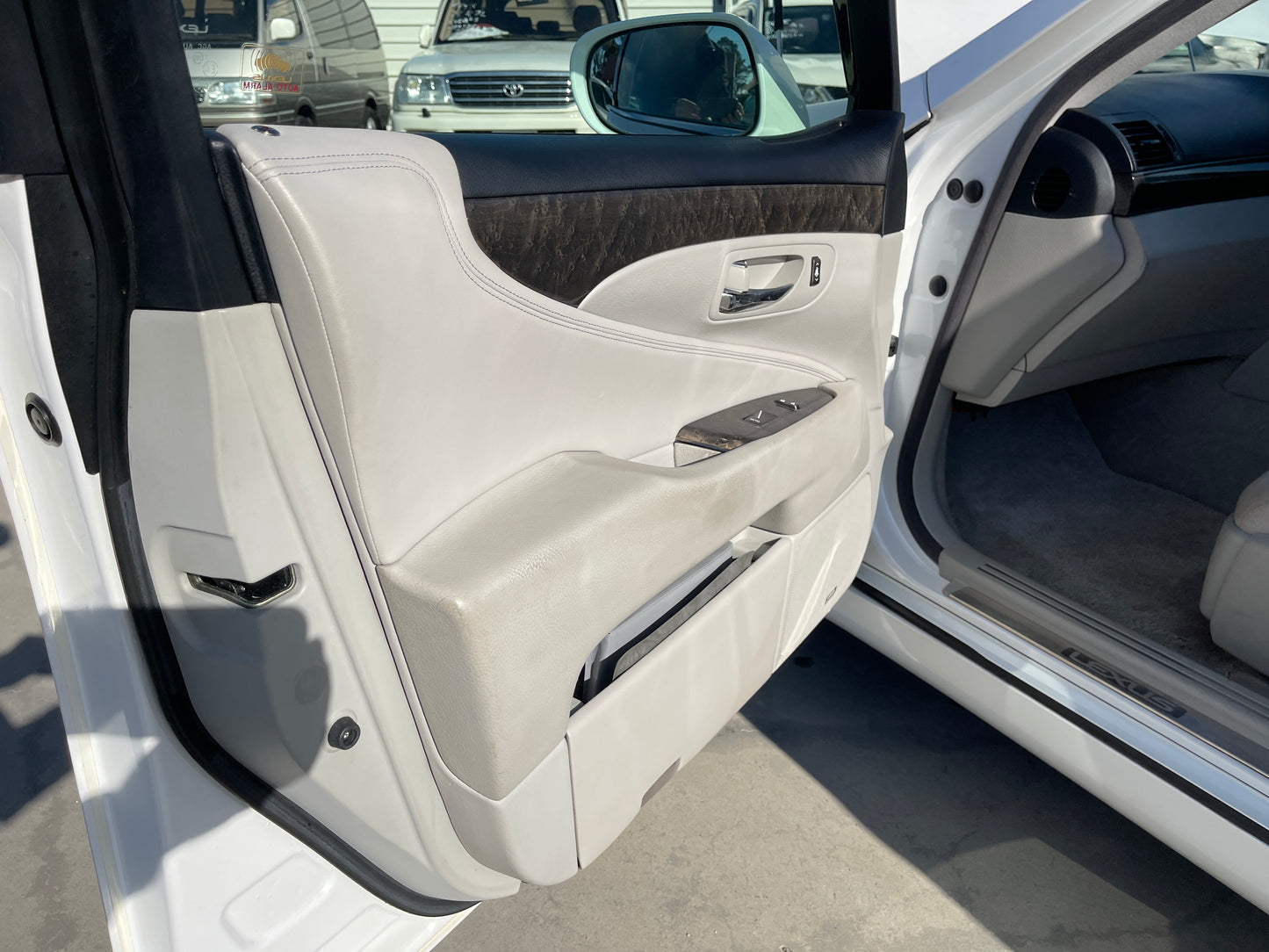 2008 Lexus LS460 AWD V8 4.6L Version C Premium Luxury Sedan, VIN 6ZZ80USF455000737 (#0737)