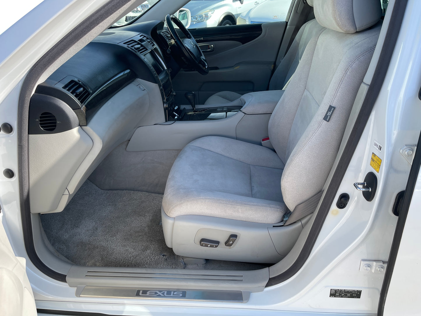 2008 Lexus LS460 AWD V8 4.6L Version C Premium Luxury Sedan, VIN 6ZZ80USF455000737 (#0737)
