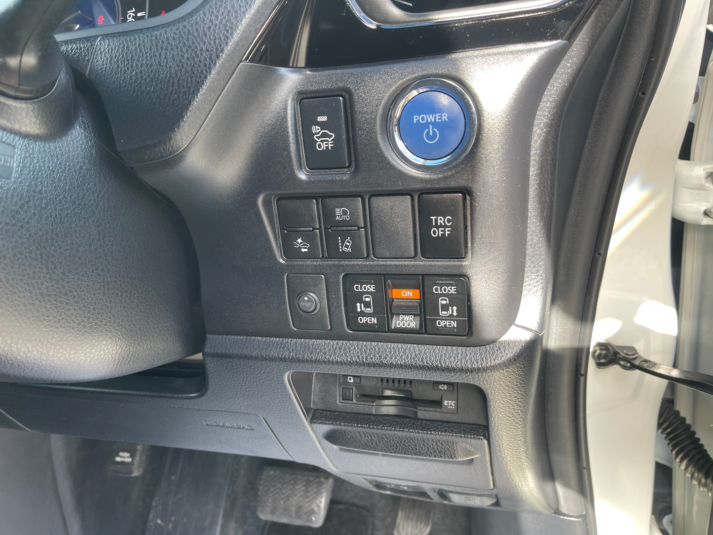2018 Toyota Noah 1.8L Hybrid G Edition 7 seater, VIN 6ZZJ0ZWR800361953 (#1953)