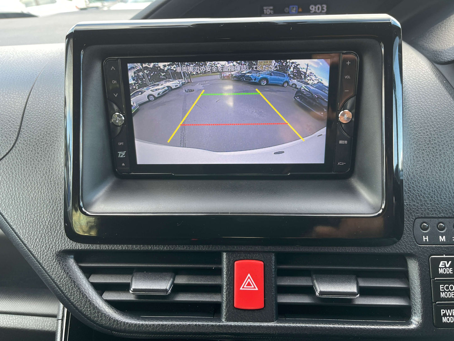 Rearview camera display in a 2018 Toyota Noah 1.8L Hybrid showing parking guidelines and nearby vehicles.