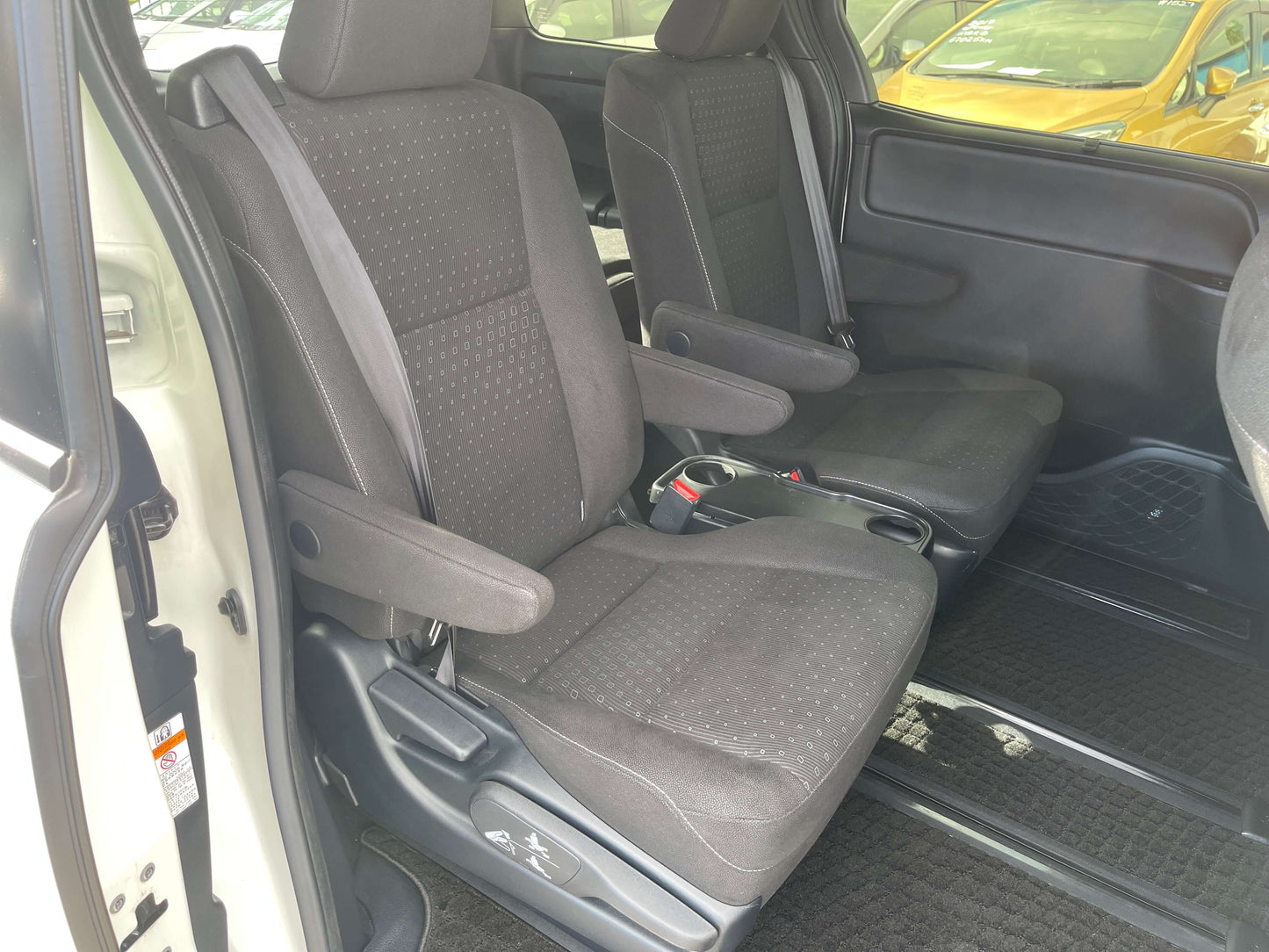 Interior seating of 2018 Toyota Noah 1.8L Hybrid G Edition, showcasing comfortable front seats.