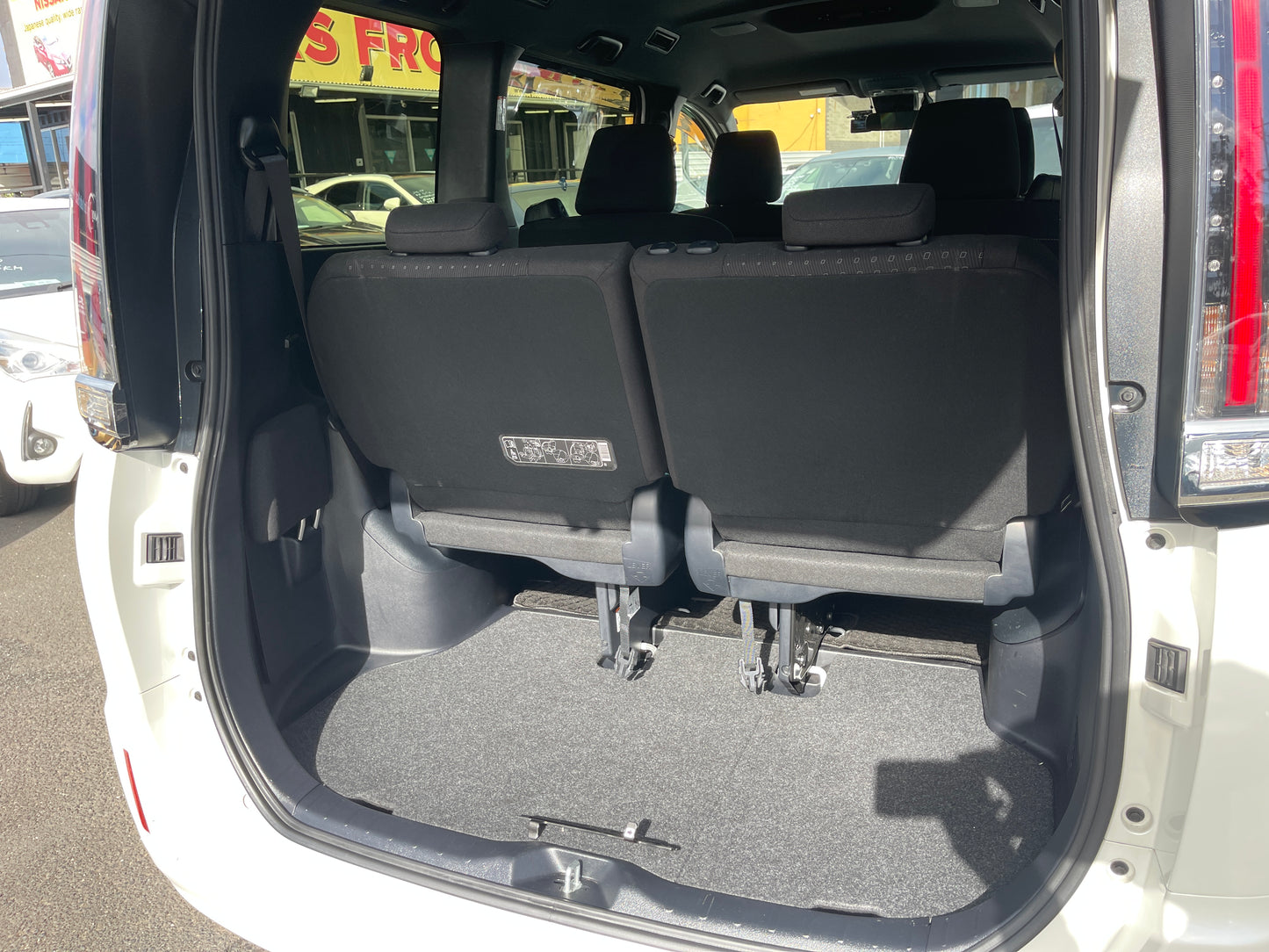 2018 Toyota Noah 1.8L Hybrid G Edition 7 seater, VIN 6ZZJ0ZWR800361953 (#1953)