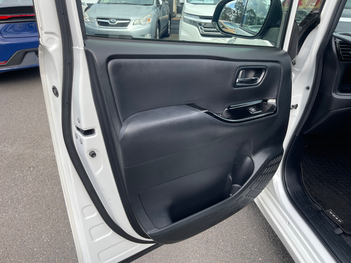 2018 Toyota Noah 1.8L Hybrid G Edition 7 seater, VIN 6ZZJ0ZWR800361953 (#1953)