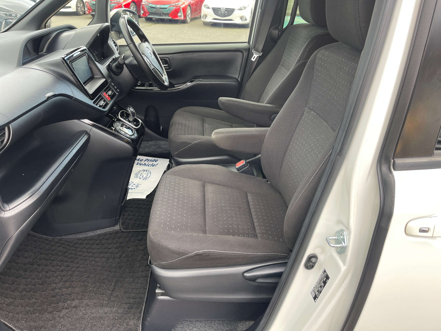 Interior view of 2018 Toyota Noah 1.8L Hybrid G Edition 7 seater, showcasing comfortable seating and dashboard.