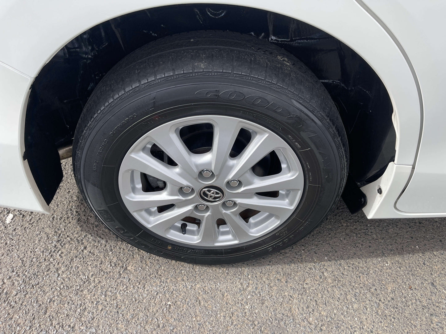2018 Toyota Noah 1.8L Hybrid G Edition wheel and tire close-up image, showcasing alloy design and Goodyear tire.