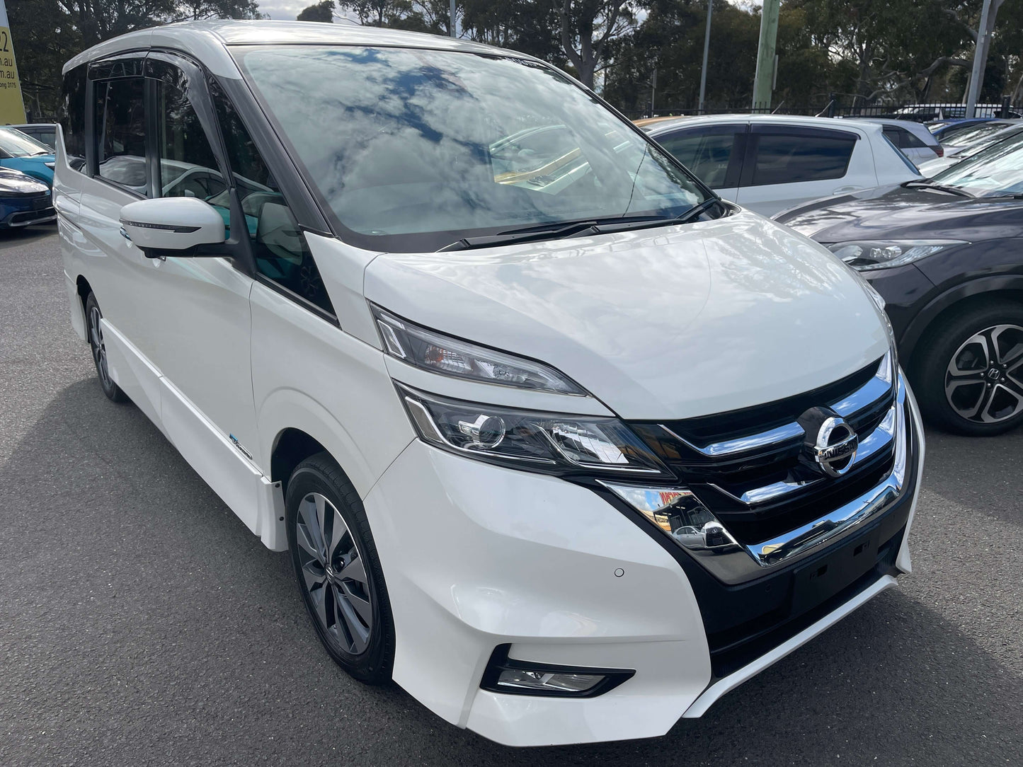 2016 Nissan Serena 2.0L S-Hybrid Highway Star G Edition in white, showcasing its stylish design and spacious 8-seat capacity.