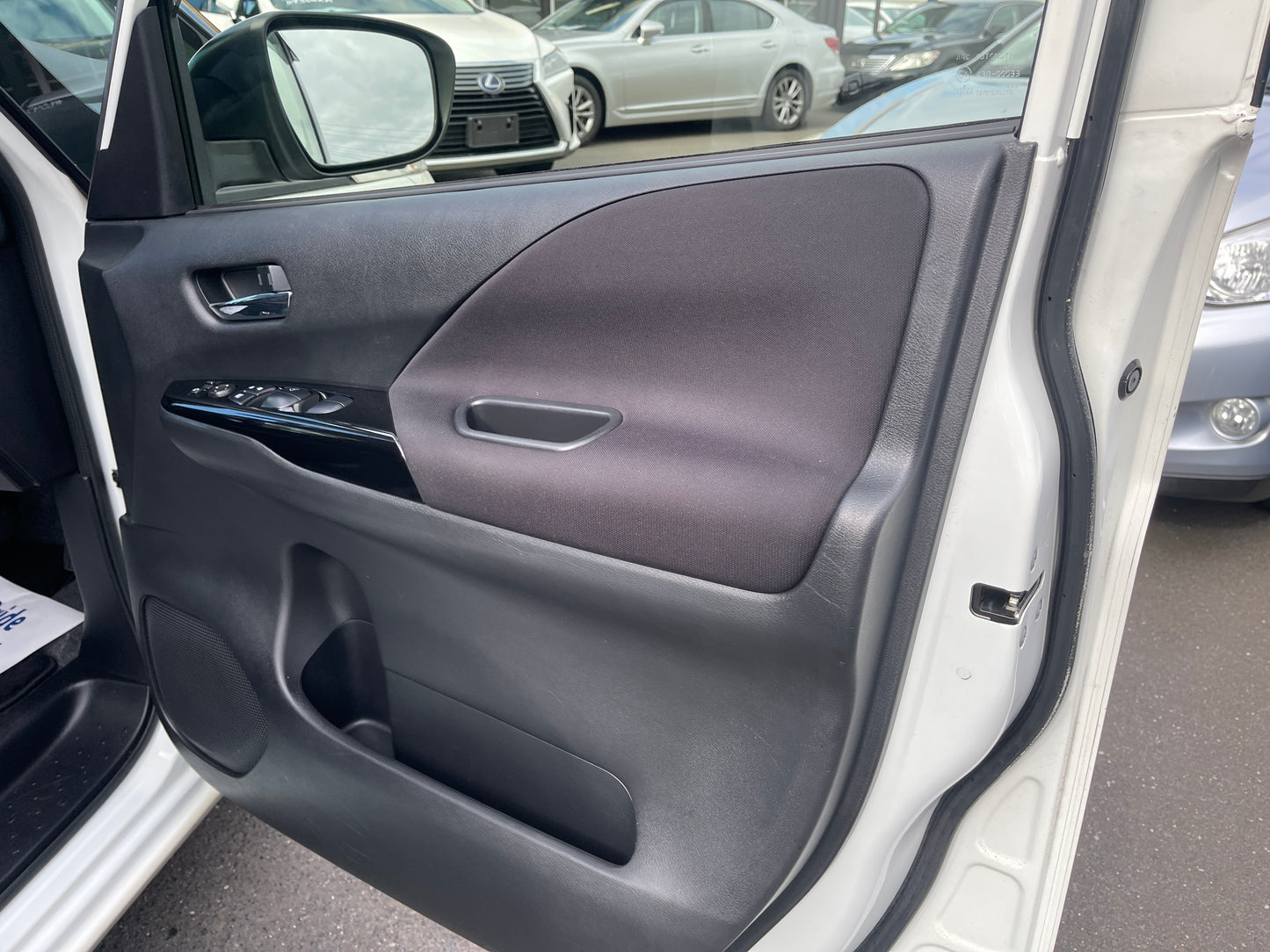 2016 Nissan Serena 2.0L S-Hybrid Highway Star G Edition 8 seats, VIN 6ZZG00GFC27010610 (#0610)
