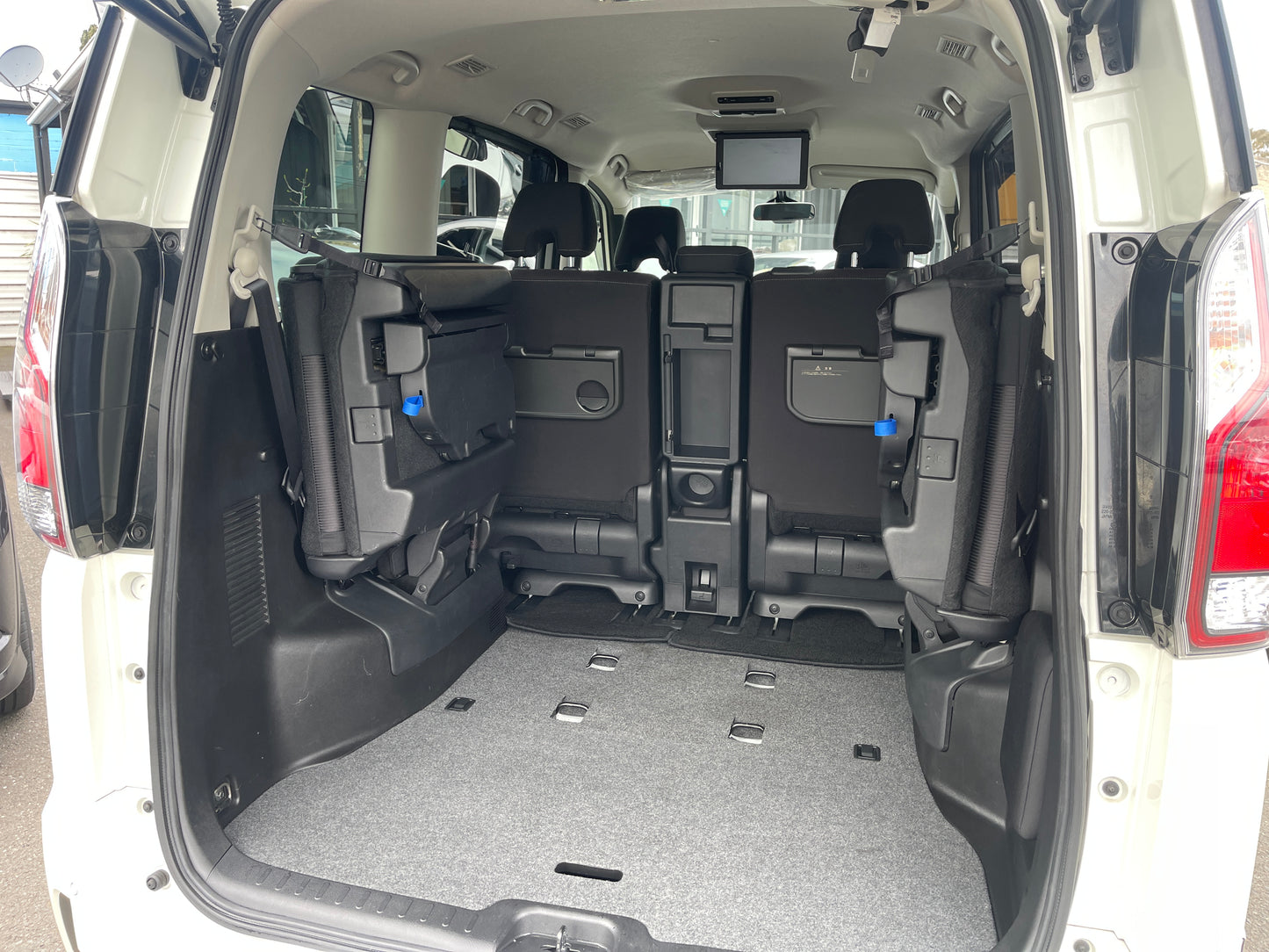 2016 Nissan Serena 2.0L S-Hybrid Highway Star G Edition 8 seats, VIN 6ZZG00GFC27010610 (#0610)