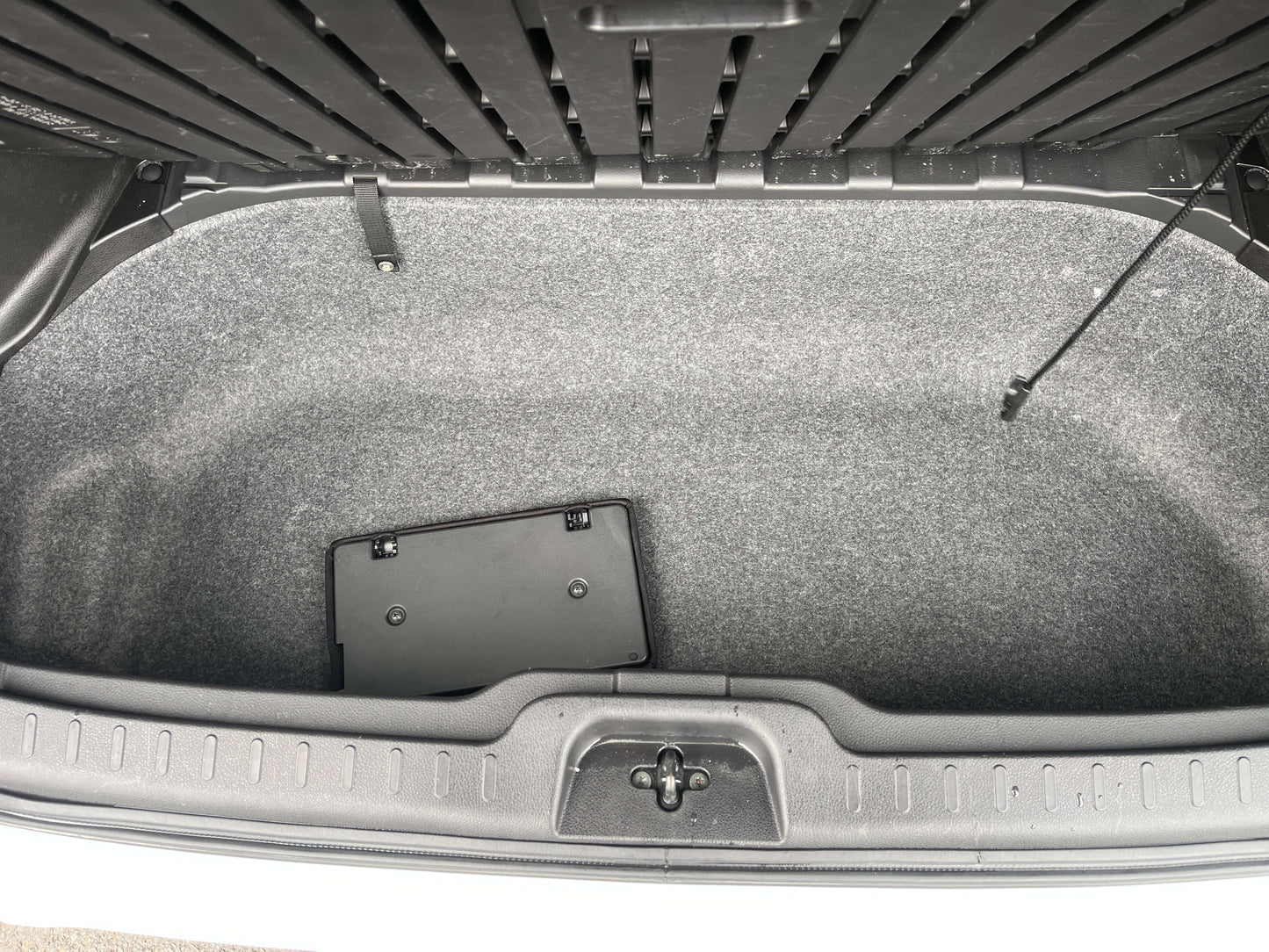 Interior trunk space of the 2016 Nissan Serena showing ample storage area and floor mat.