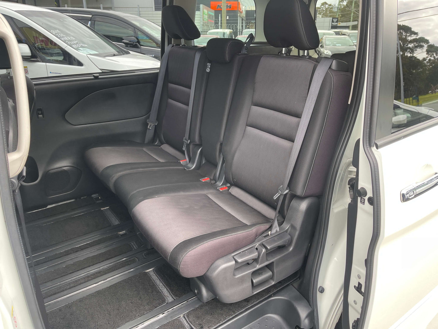 Interior seating of a 2016 Nissan Serena showing spacious rear seats designed for comfort in family travel.