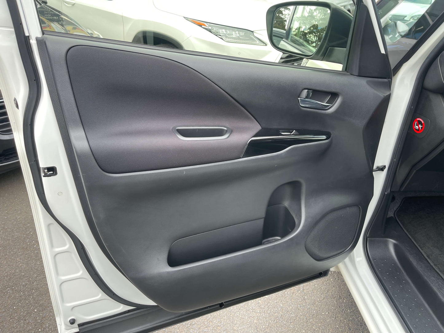 Interior view of the door panel of a 2016 Nissan Serena, showcasing its stylish design and features.