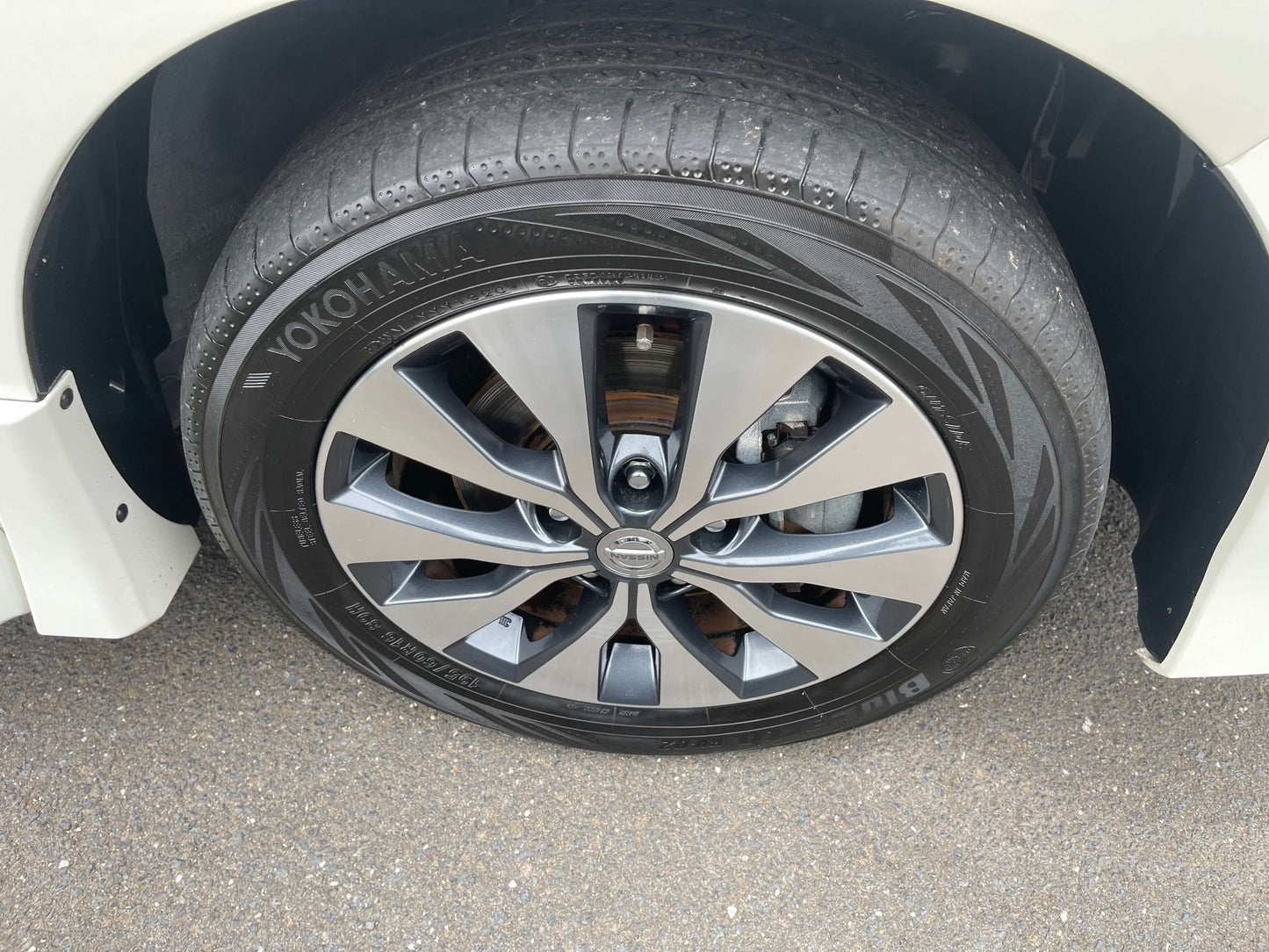 2016 Nissan Serena 2.0L S-Hybrid Highway Star G Edition wheel and tire close-up showing stylish alloy design.