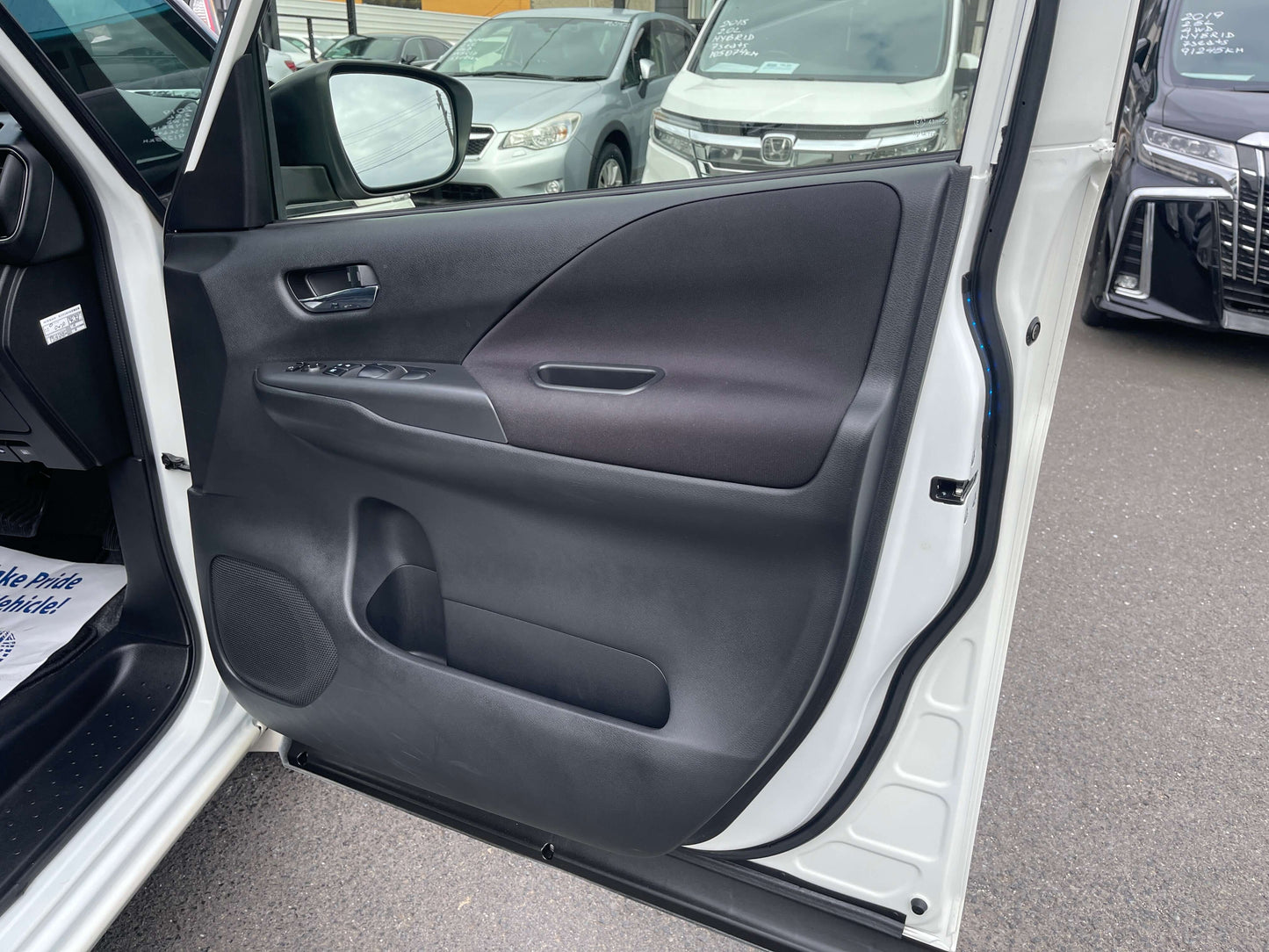 Interior door panel of a 2016 Nissan Serena showcasing modern design and features.